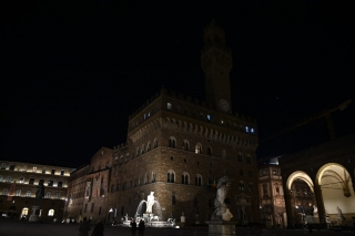 İtalya’da protesto için anıtların ışıklarını kapattı..