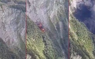 Gürcistan’da helikopter dağa çakıldı